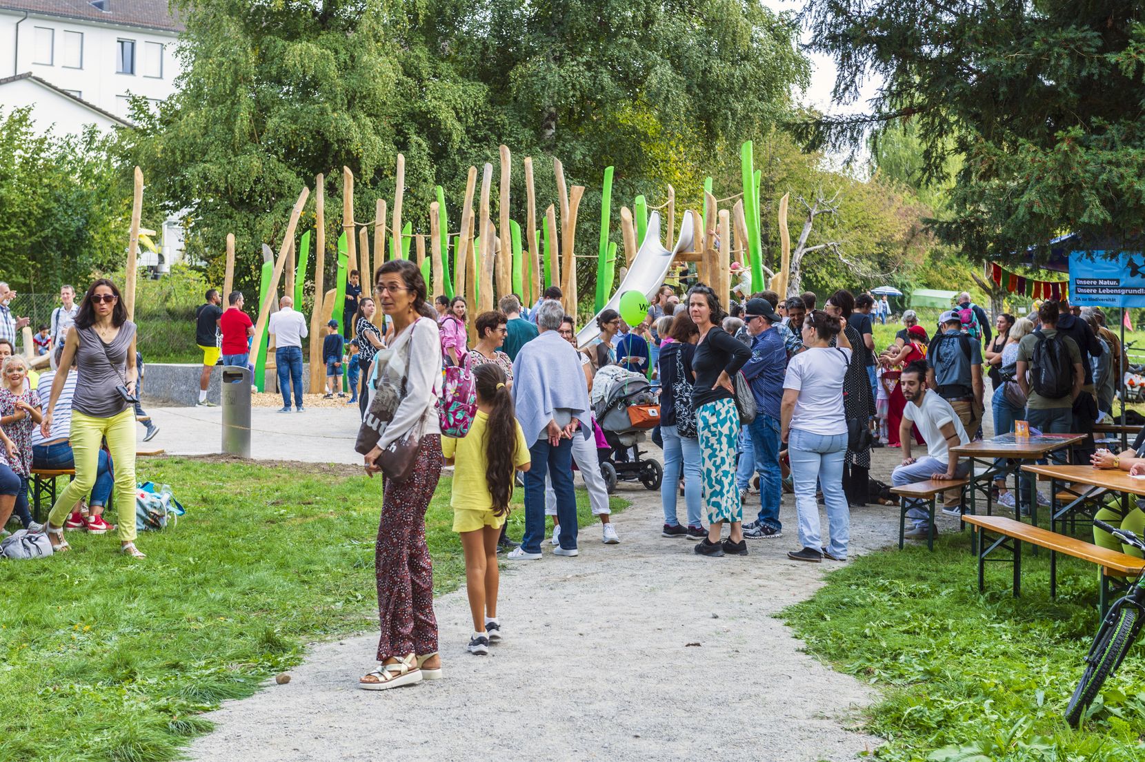 Menschen stehen in einem Park.